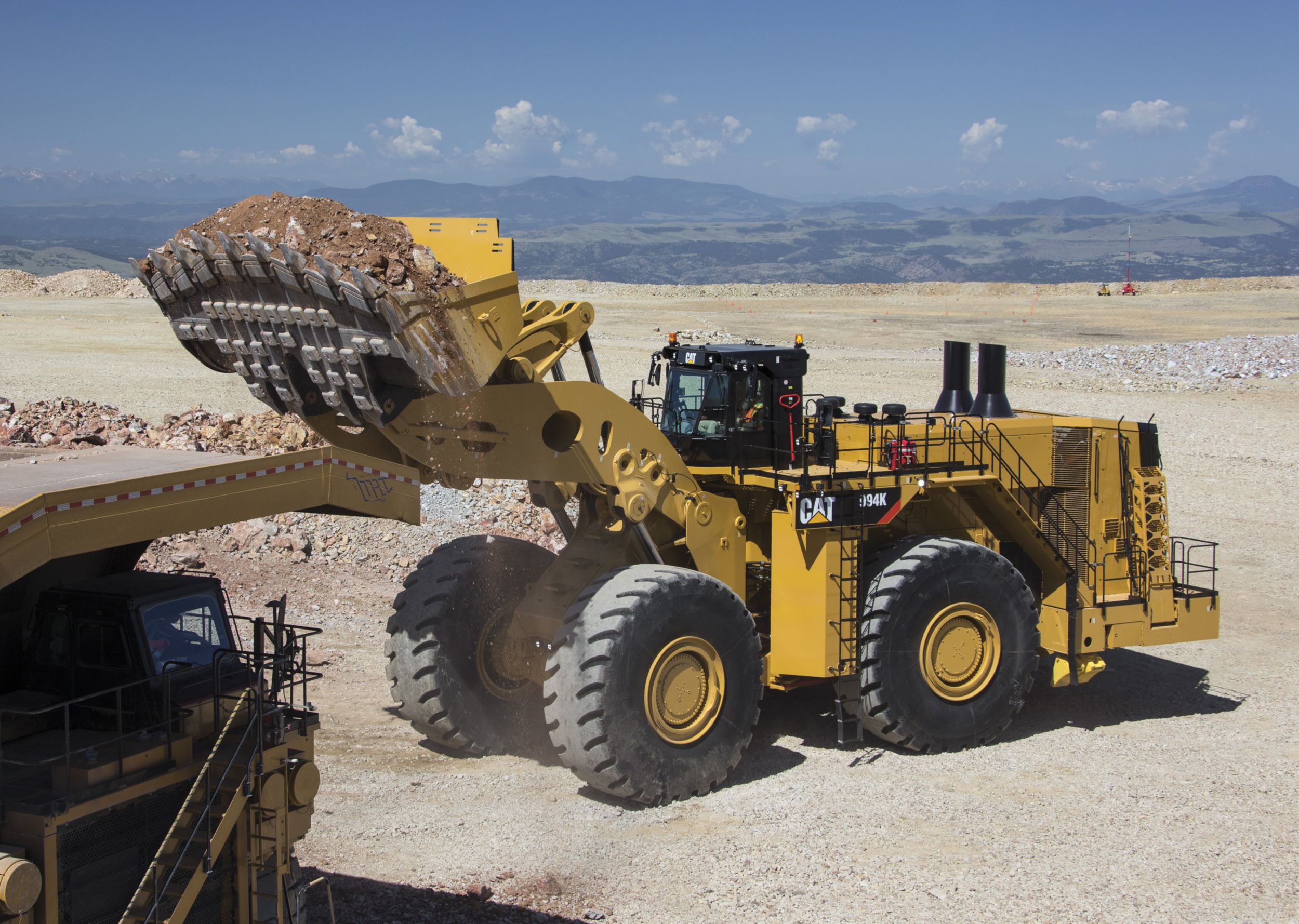 Cat 995 Loader Elevating Performance and Power