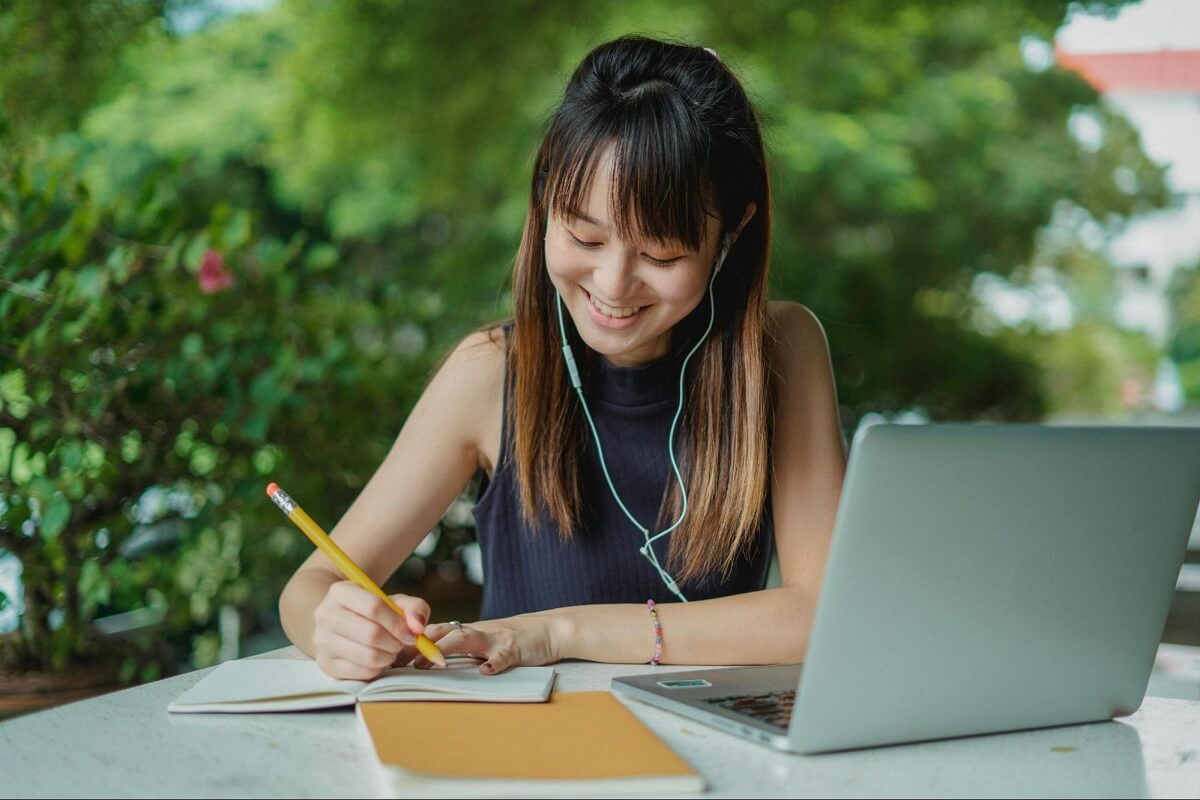 8 Tips of Custom Essay Writing Services For Students