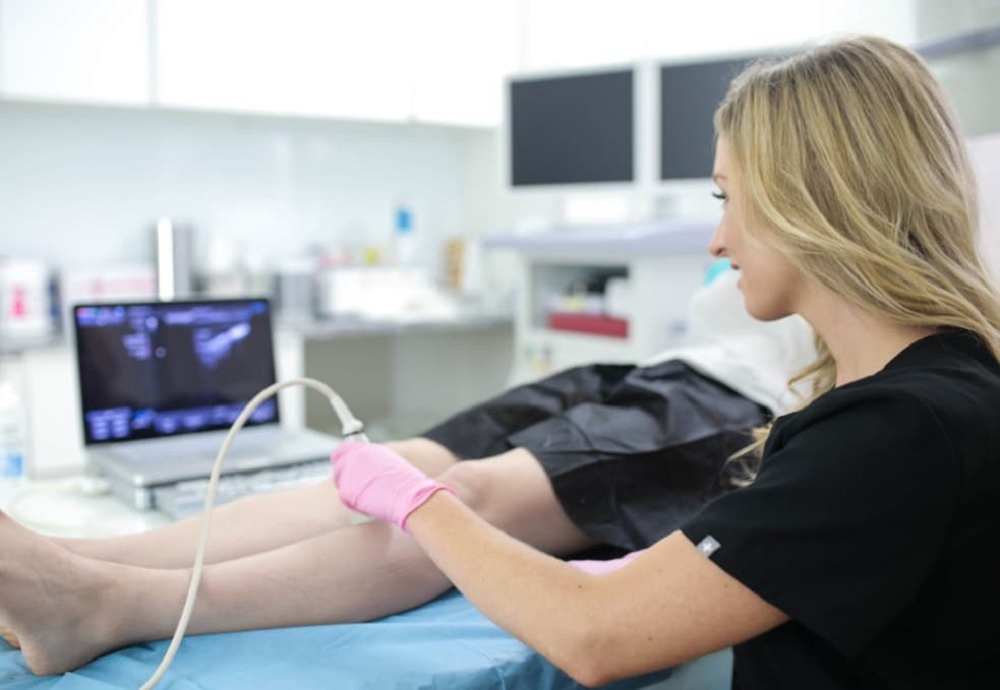 what kind of specialist treats varicose veins